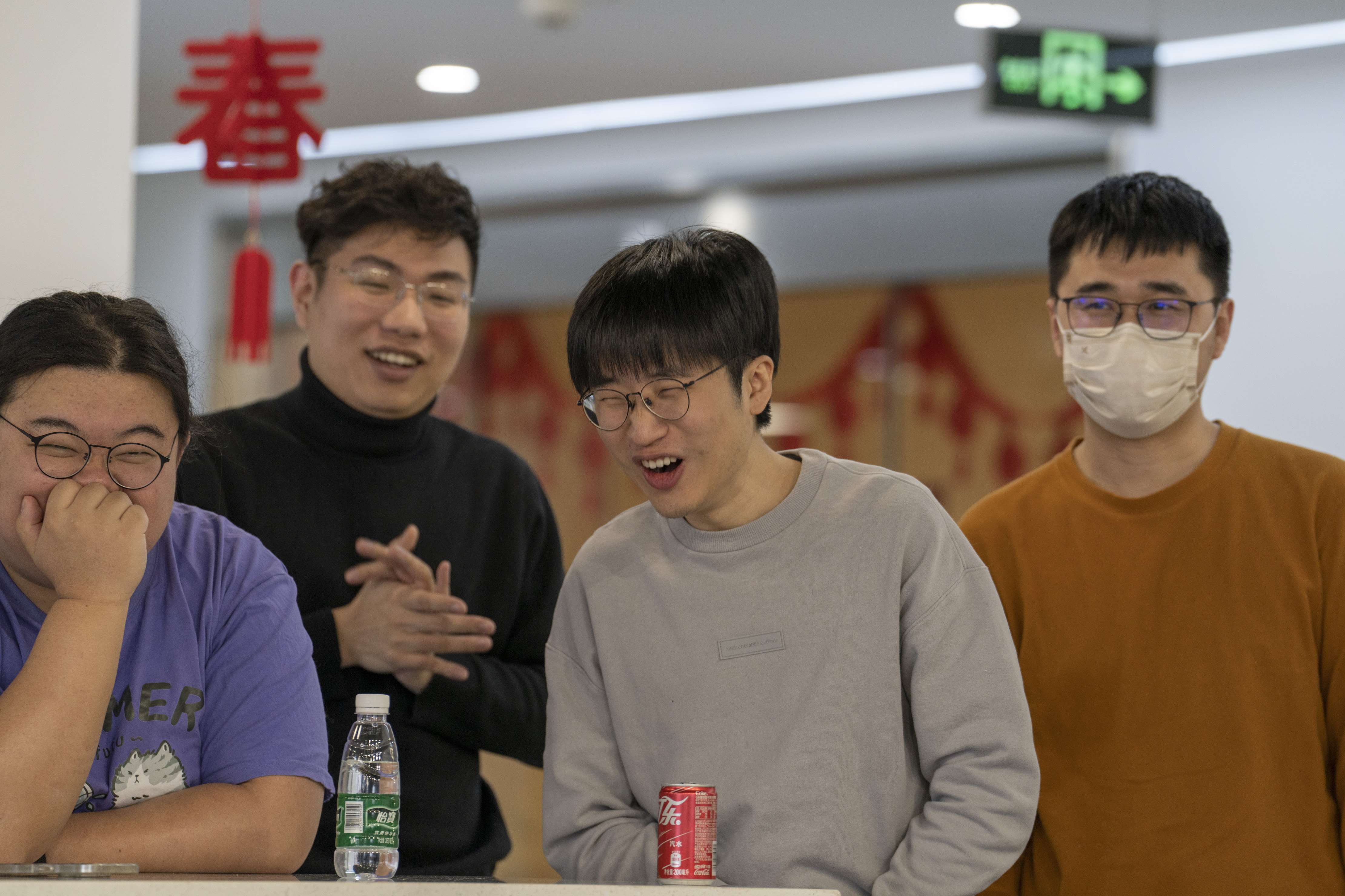 紧张激烈的角逐中，胜负悬念令人屏息凝神！