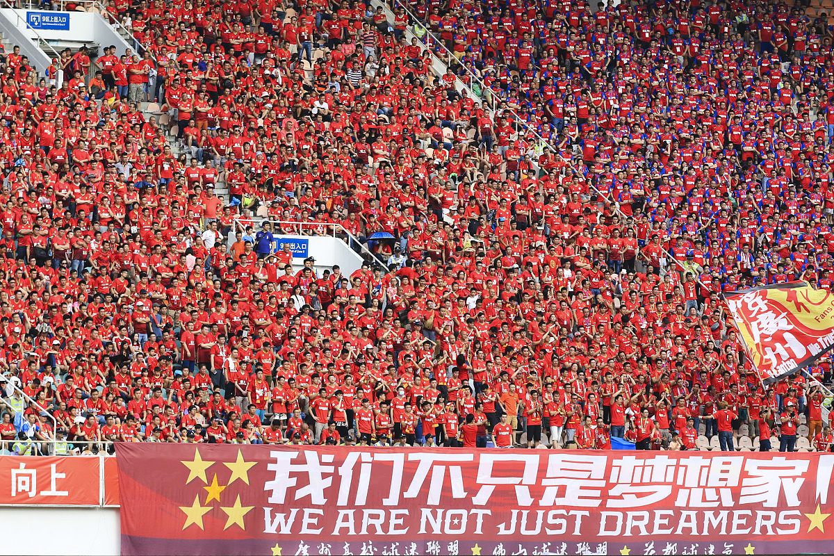 关于国内足球热情高涨，国际比赛挑战接踵而至的信息